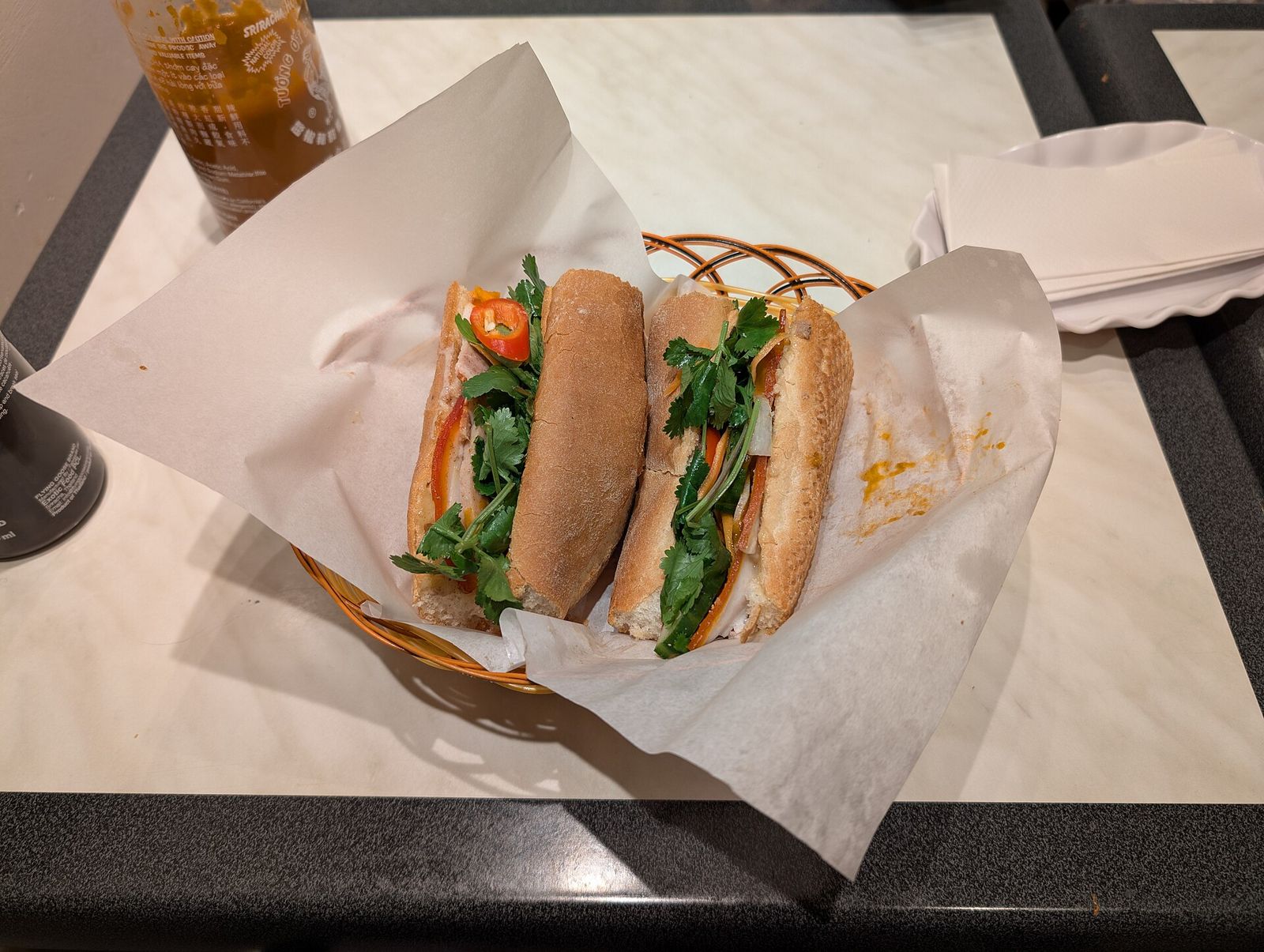Bánh mì Việt: cấu trúc ổ bánh, lớp sốt và thứ tự xếp nhân