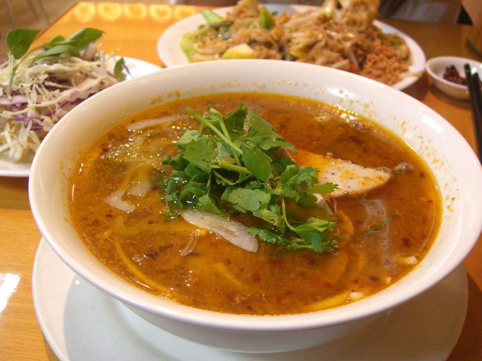 Bún bò Huế: cân bằng mắm ruốc, sả và dầu điều trong nồi nước dùng