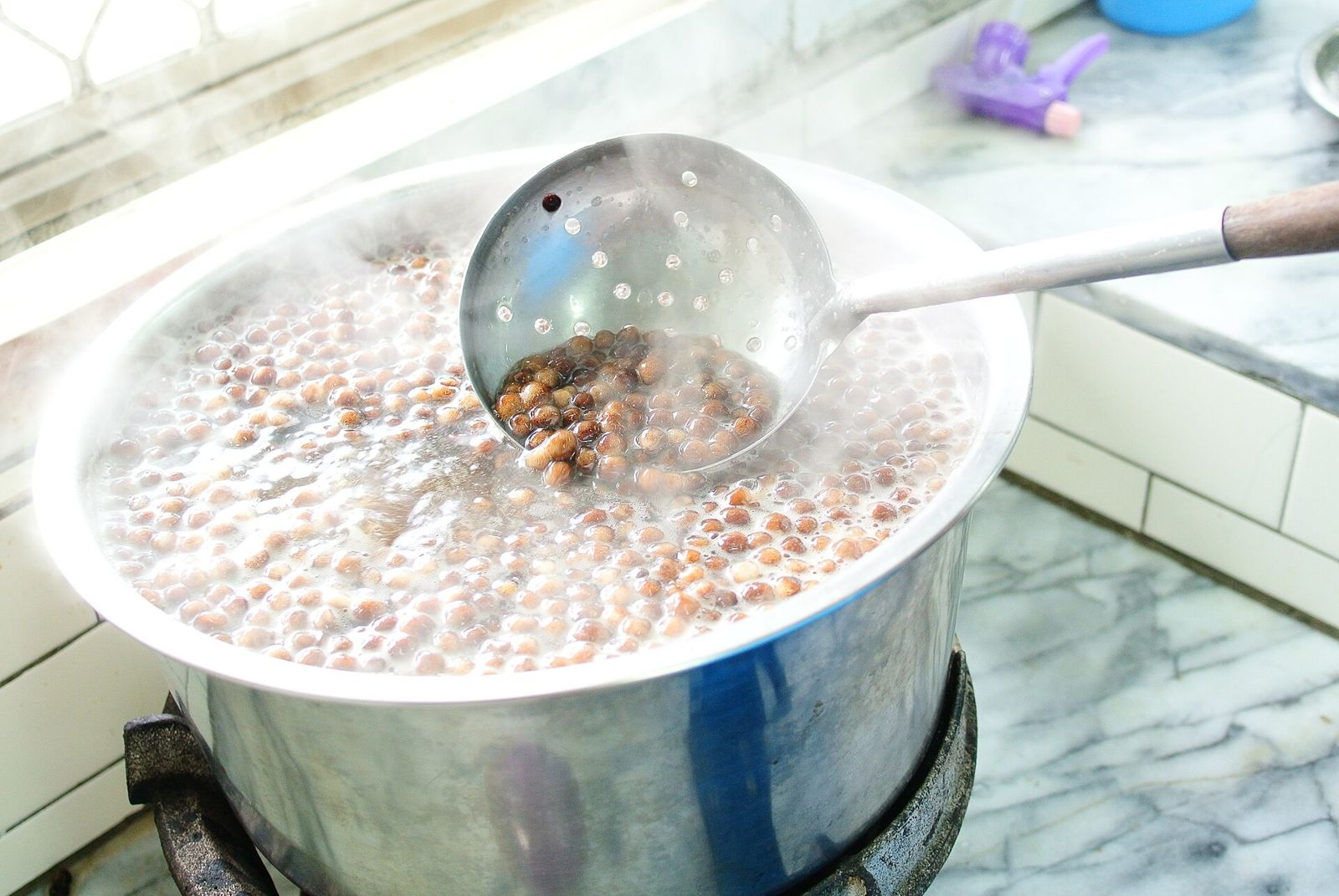 Nấu trân châu tự làm: từ bột năng đến viên dai mềm