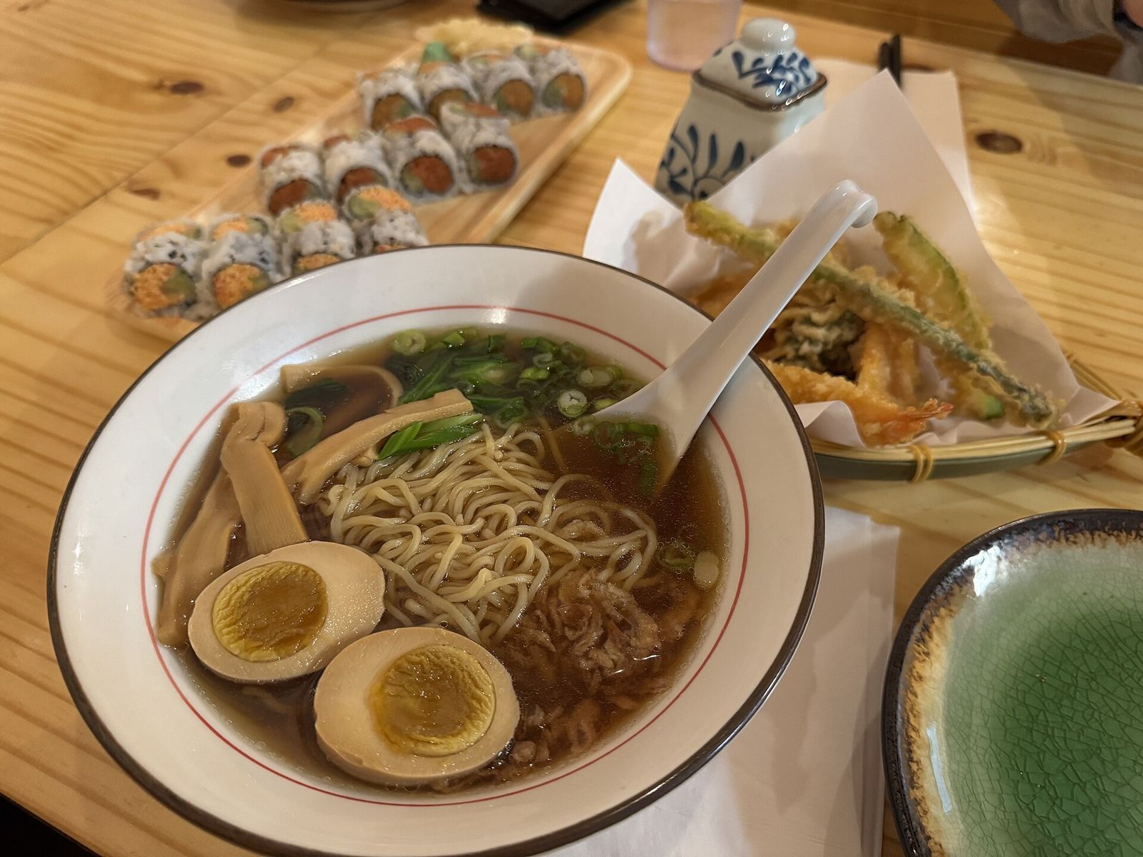 Cấu trúc 1 tô ramen: tare, nước dùng, dầu thơm, sợi mì và topping