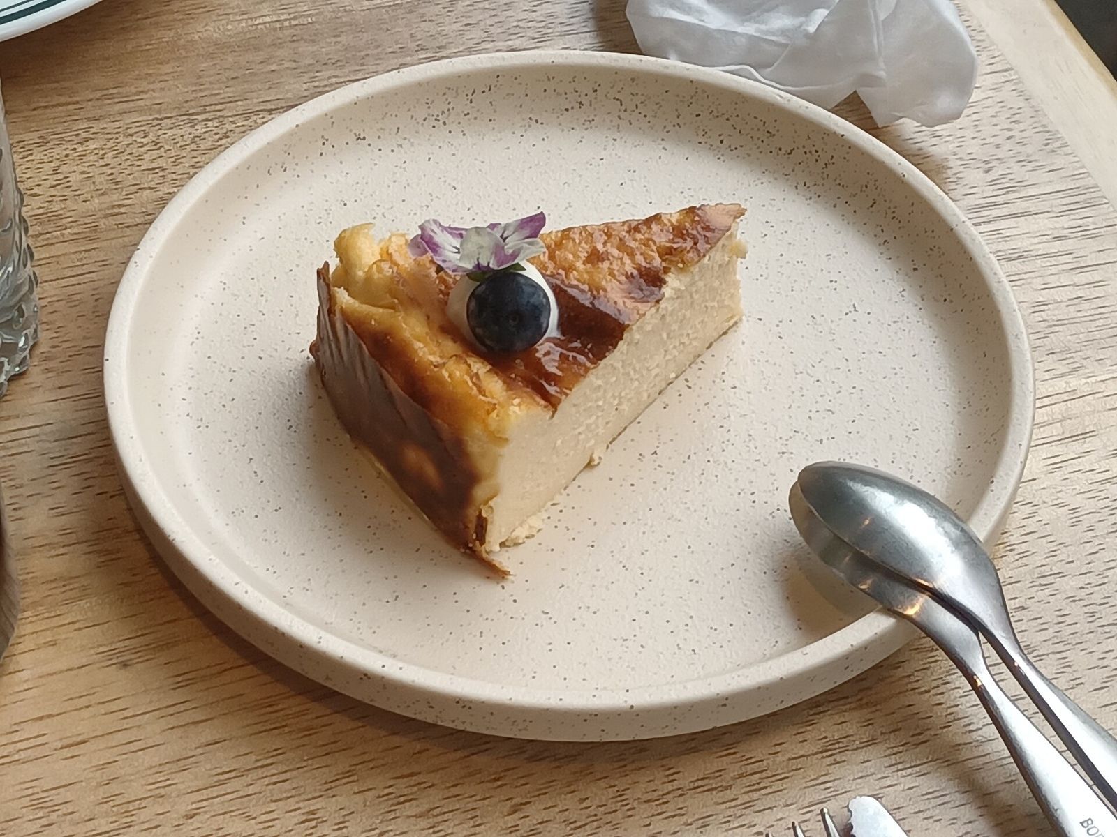 Cheesecake New York và Basque: 2 cách nướng, 2 kết cấu