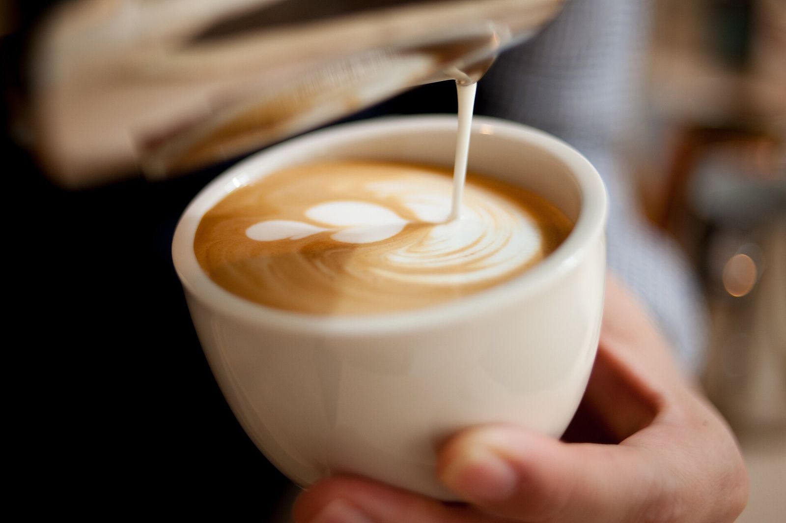 Latte art cơ bản: đánh sữa đúng và 3 hình nhập môn