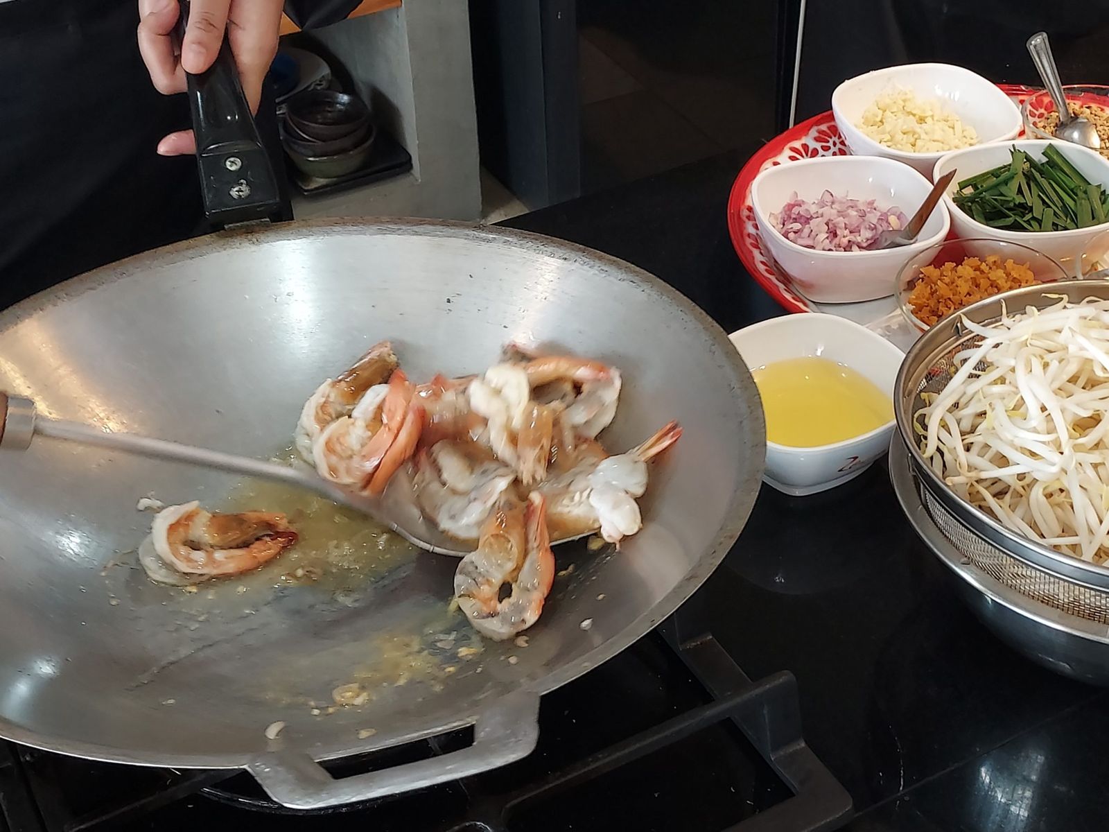 Pad Thái: sốt me pha sẵn, kỹ thuật chảo và định lượng từng phần