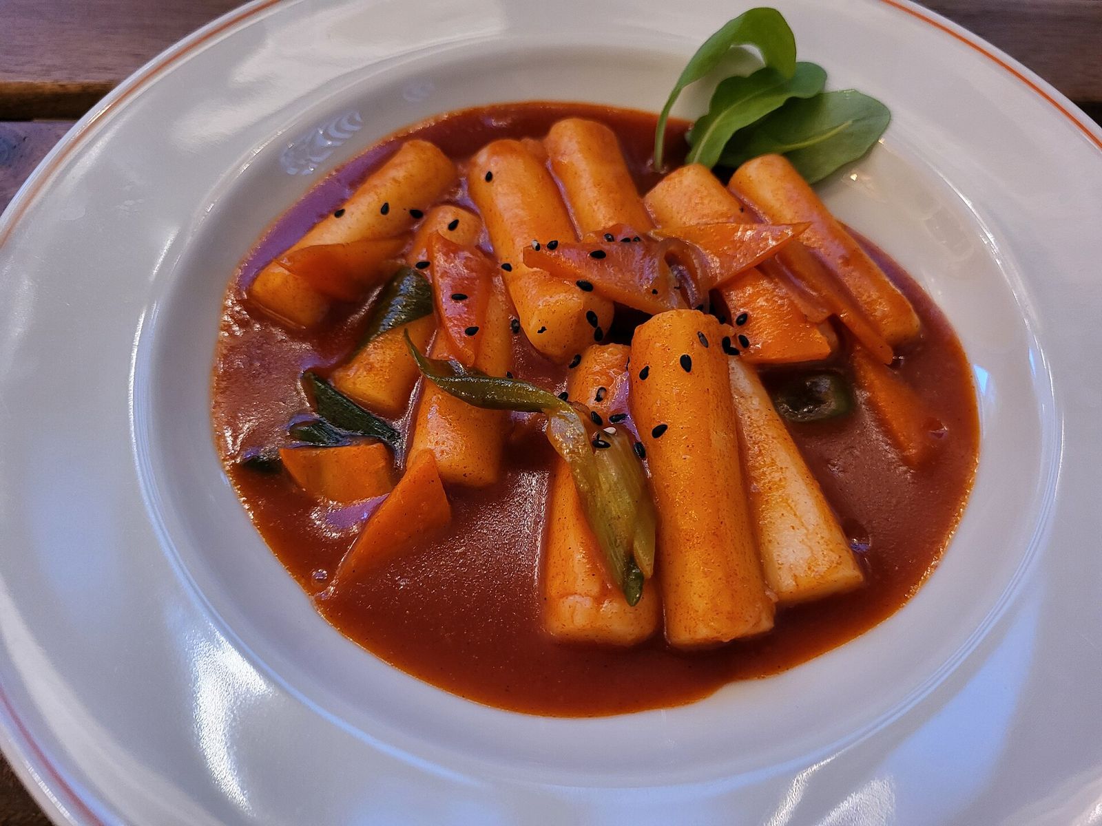 Tokbokki trên menu quán ăn vặt: chọn bánh gạo, pha sốt và định lượng