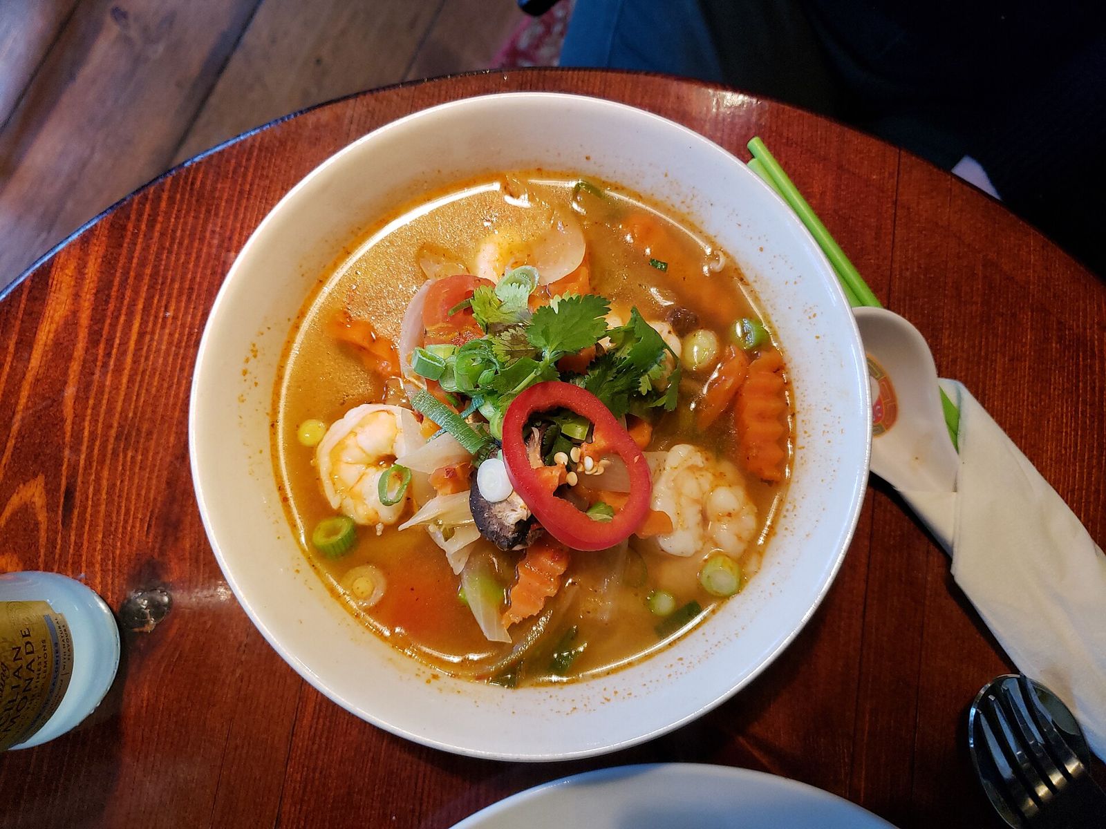 Tom yum: nước trong và nước kem, cách nấu và giữ mùi thảo mộc