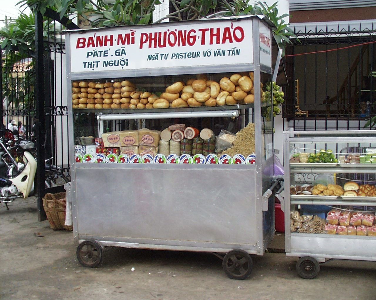 Trào lưu “Stand banh mi” kéo khách quốc tế đến các xe bánh mì vỉa hè