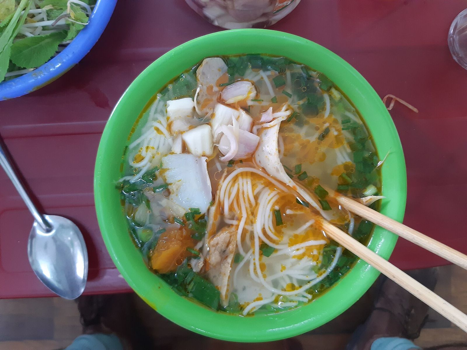 Vận hành quán ăn sáng món Việt: chuẩn bị đêm trước, giờ cao điểm và phục vụ mang đi