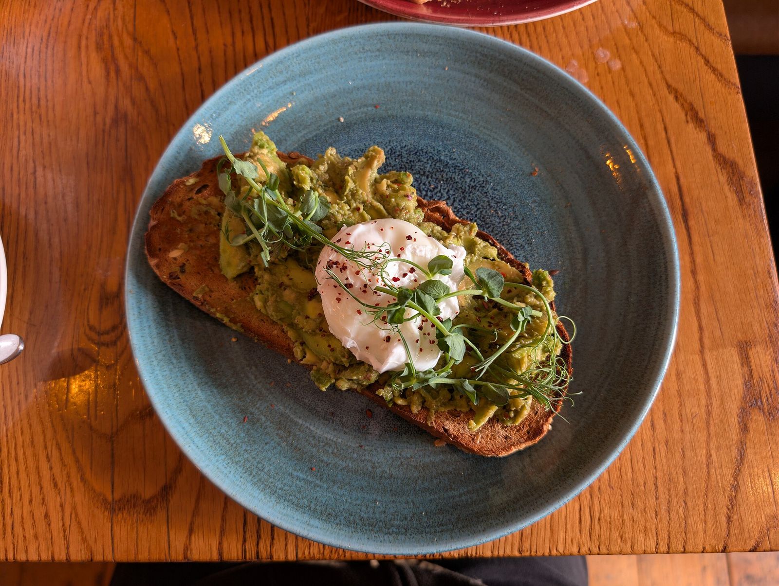 Bánh mì bơ trái nghiền trứng chần (avocado toast)