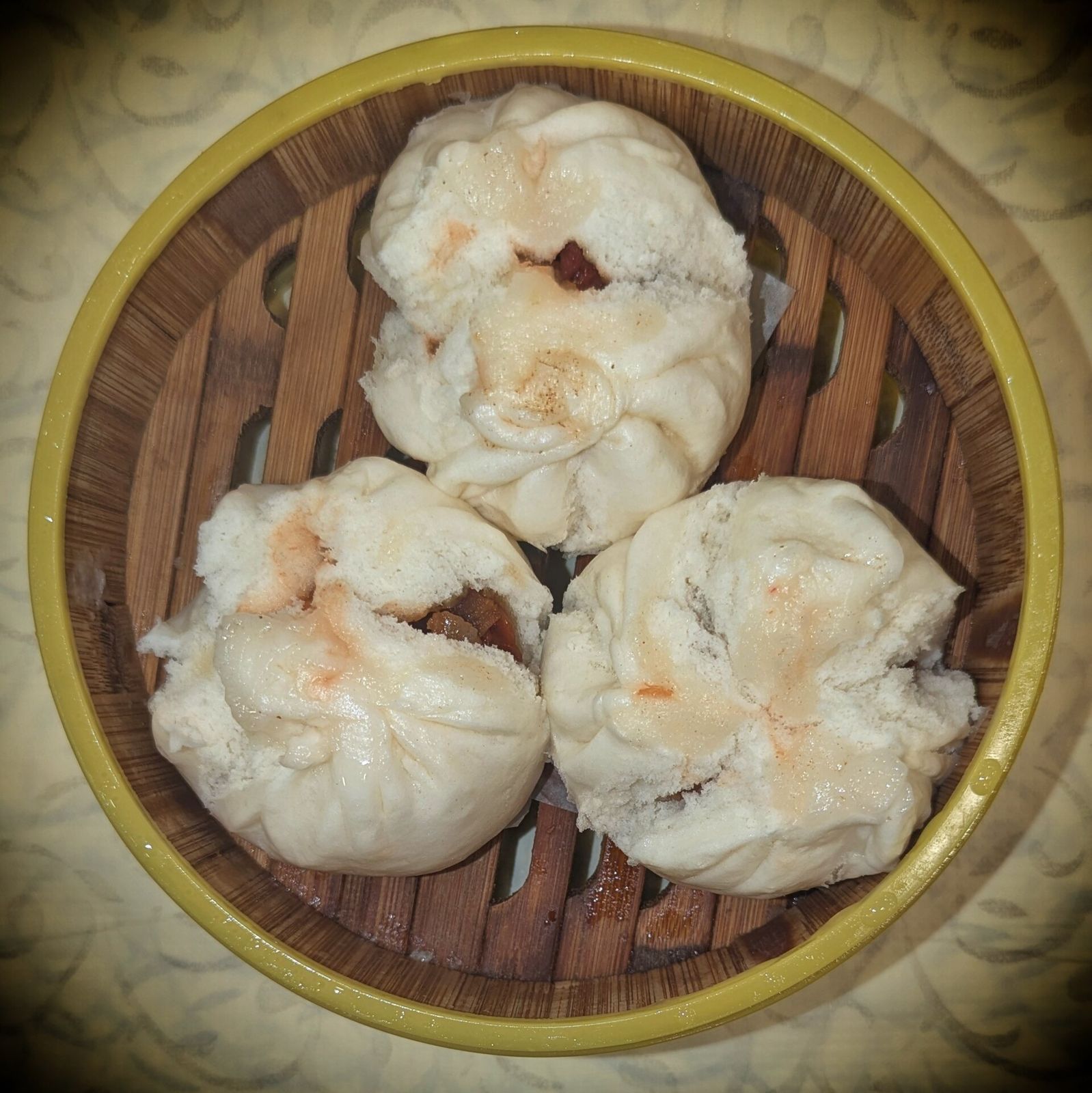 Bánh bao nhân thịt trứng cút