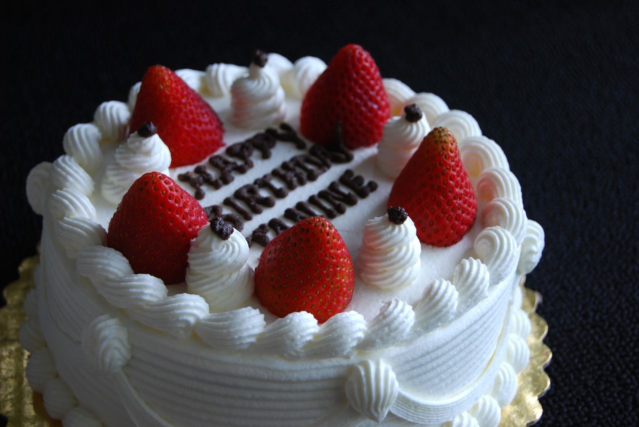 Bánh kem sinh nhật cốt genoise kem tươi