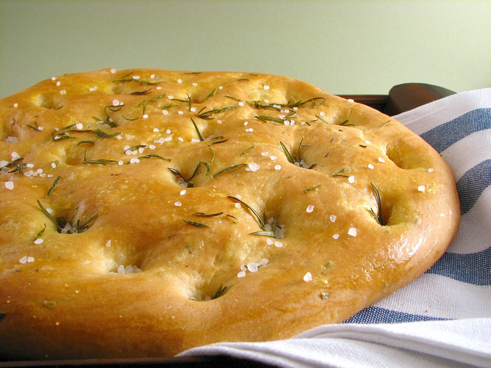 Focaccia hương thảo dầu ô liu