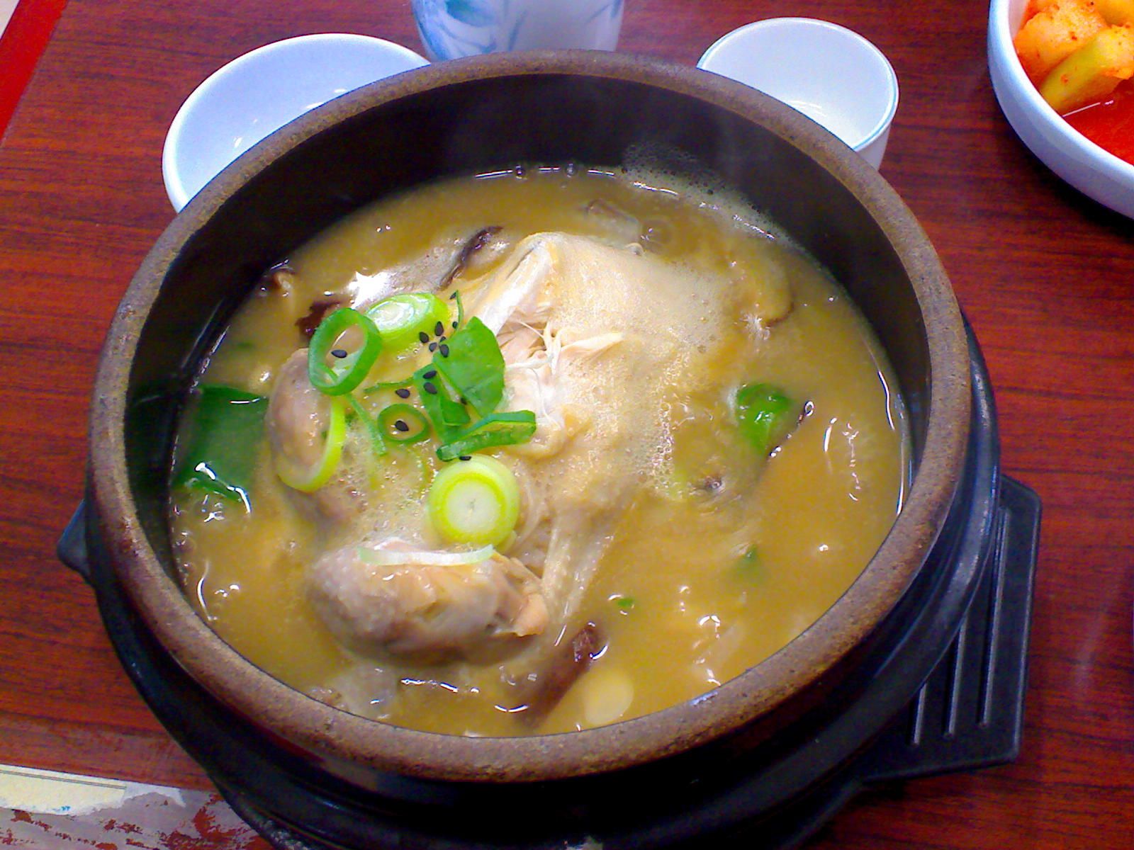 Gà hầm sâm (samgyetang)
