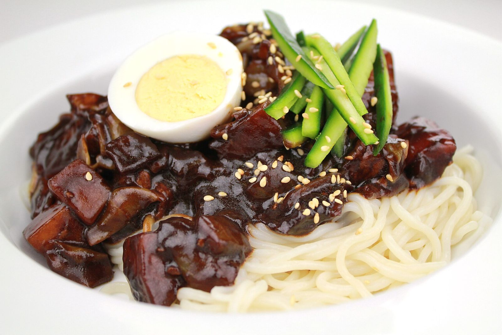 Mì tương đen (jjajangmyeon)