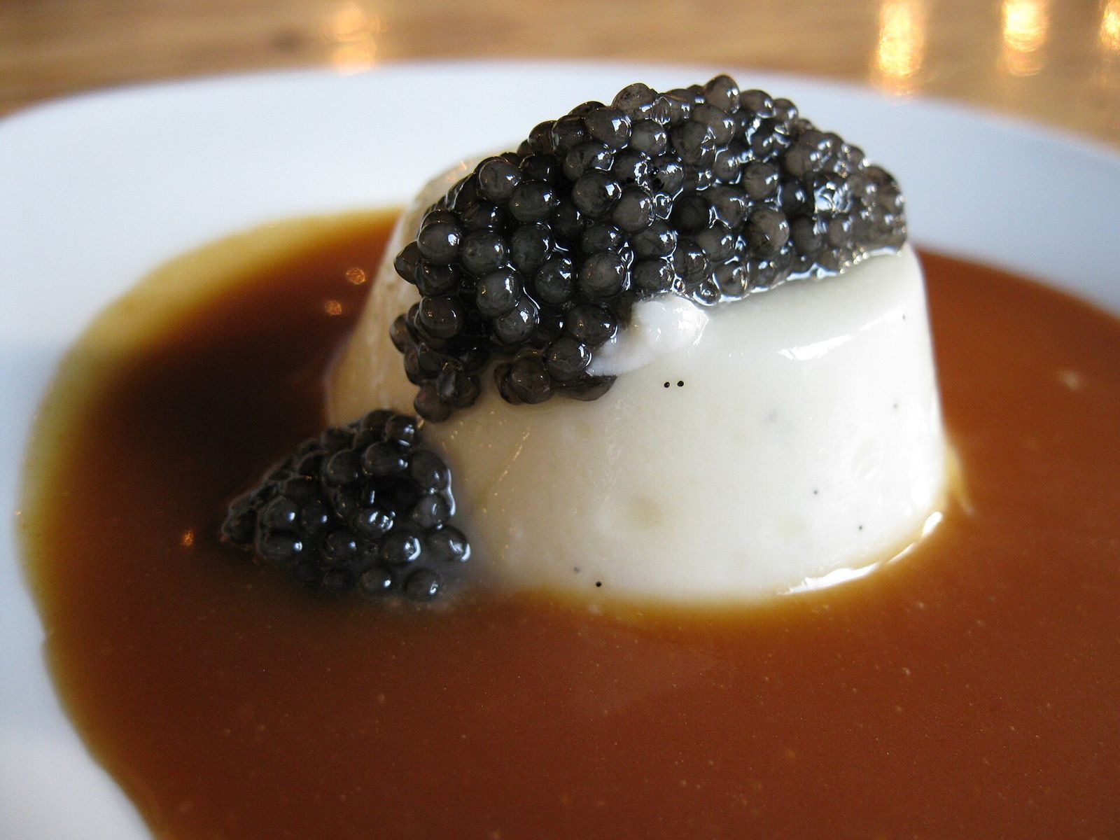 Panna cotta vani sốt dâu