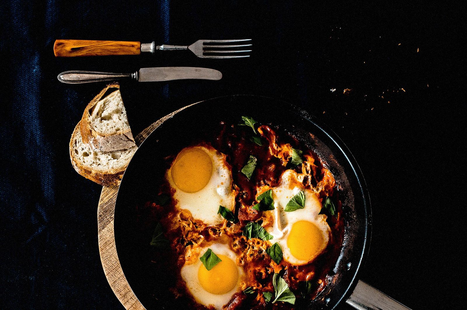 Trứng nướng sốt cà chua (shakshuka)