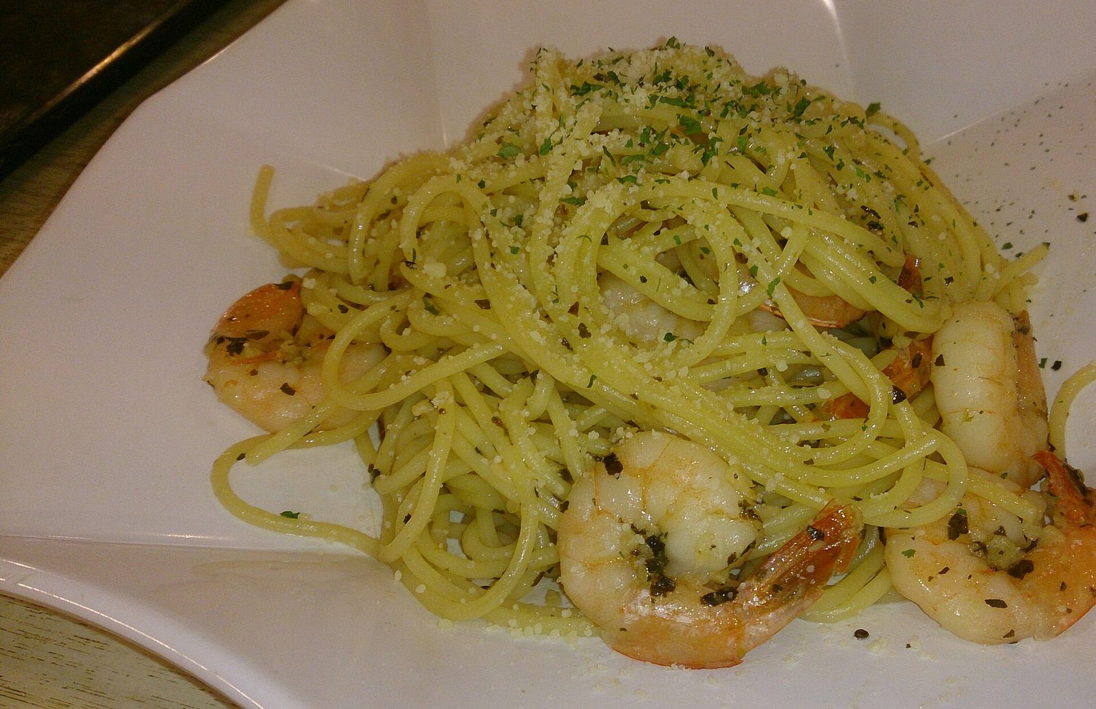 Spaghetti tỏi ớt dầu ô liu với tôm