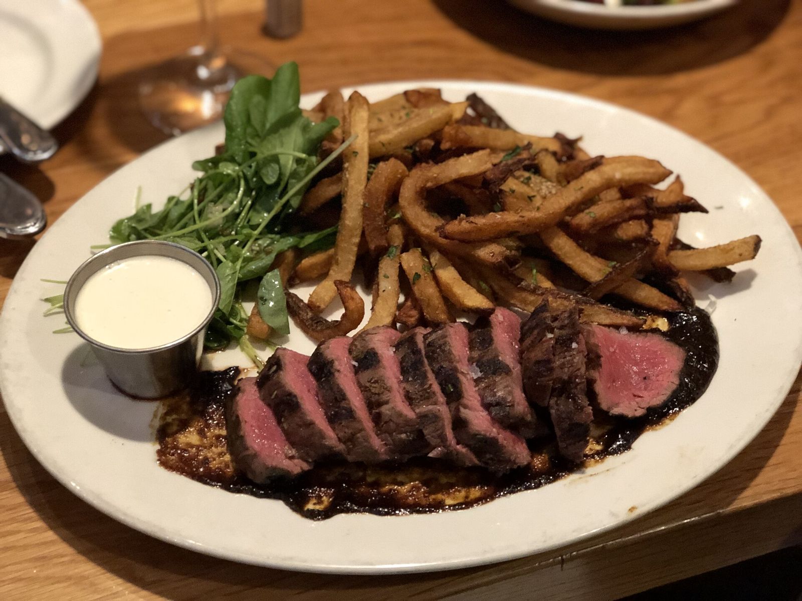 Bò bít tết khoai chiên (steak frites)