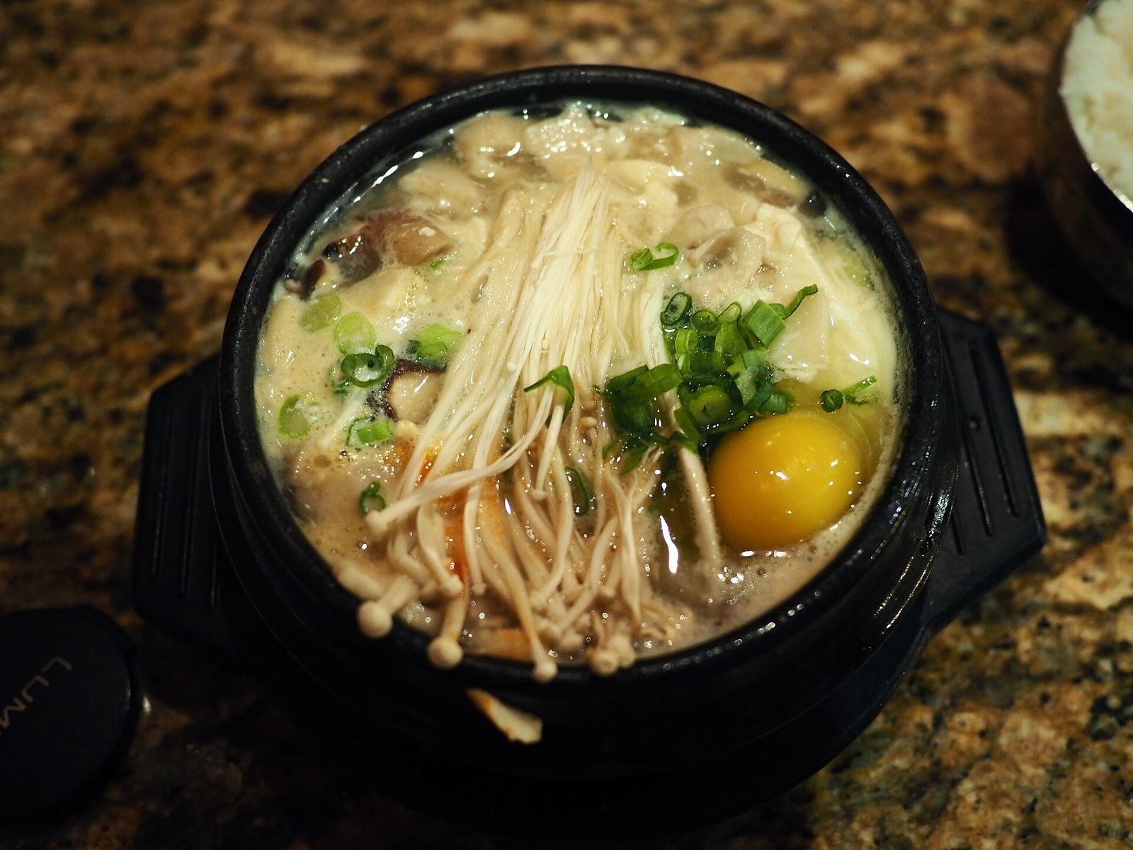 Canh đậu hũ non cay (sundubu jjigae)